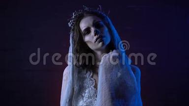 恐怖的万圣节场景，一个尸体新娘带着悲伤的脸，缝着嘴，看着镜头，黑暗的背景。 青年